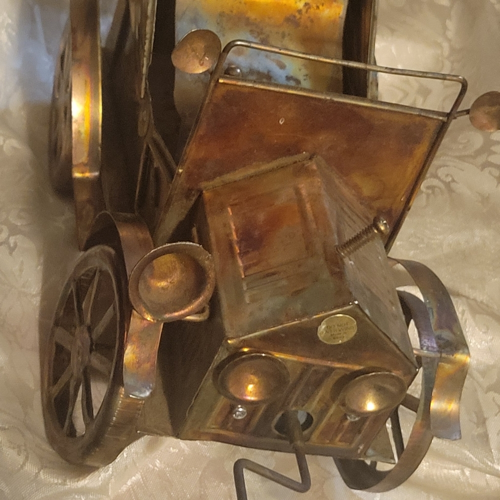 Music playing tin truck true vint